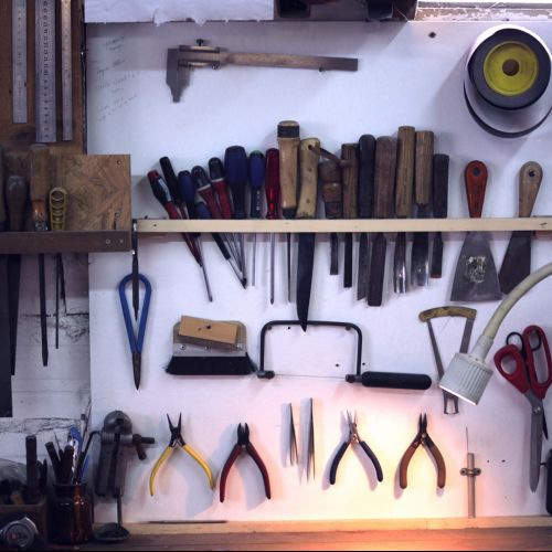 Mur d'outils dans l'atelier de Wilfrid Jolly